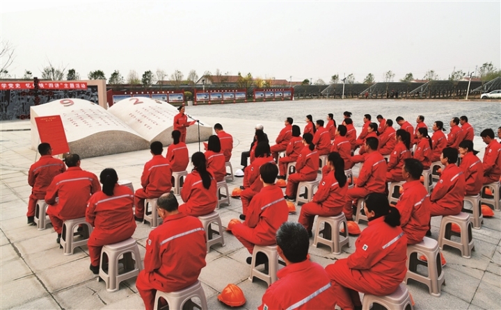 4月13日,劳动模范薛梅在营二井传统教育基地现身说法话优良传统传承.