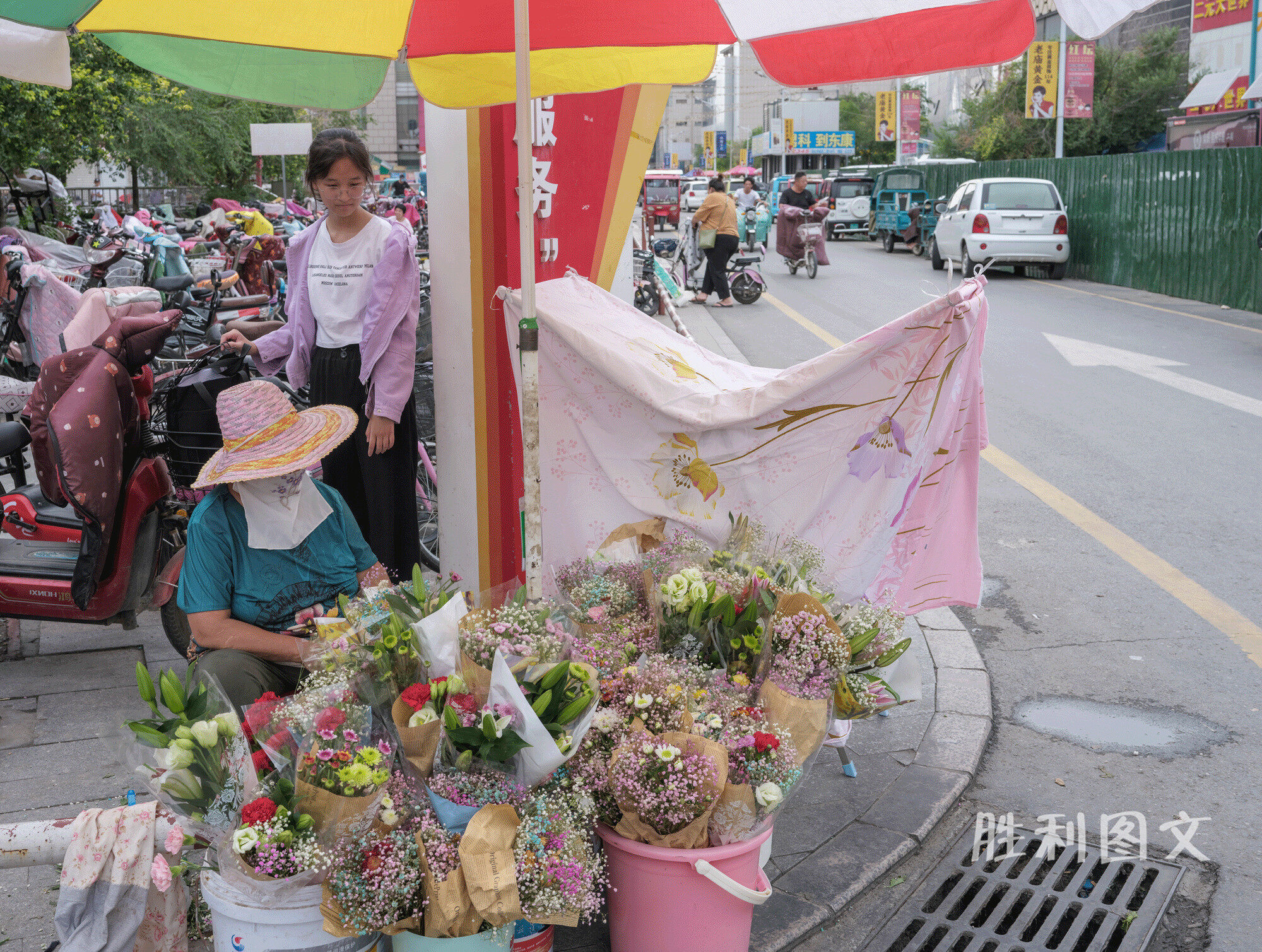 街頭賣花的小攤,在烈日下自成一景,瞬時多了份夏日的清新.